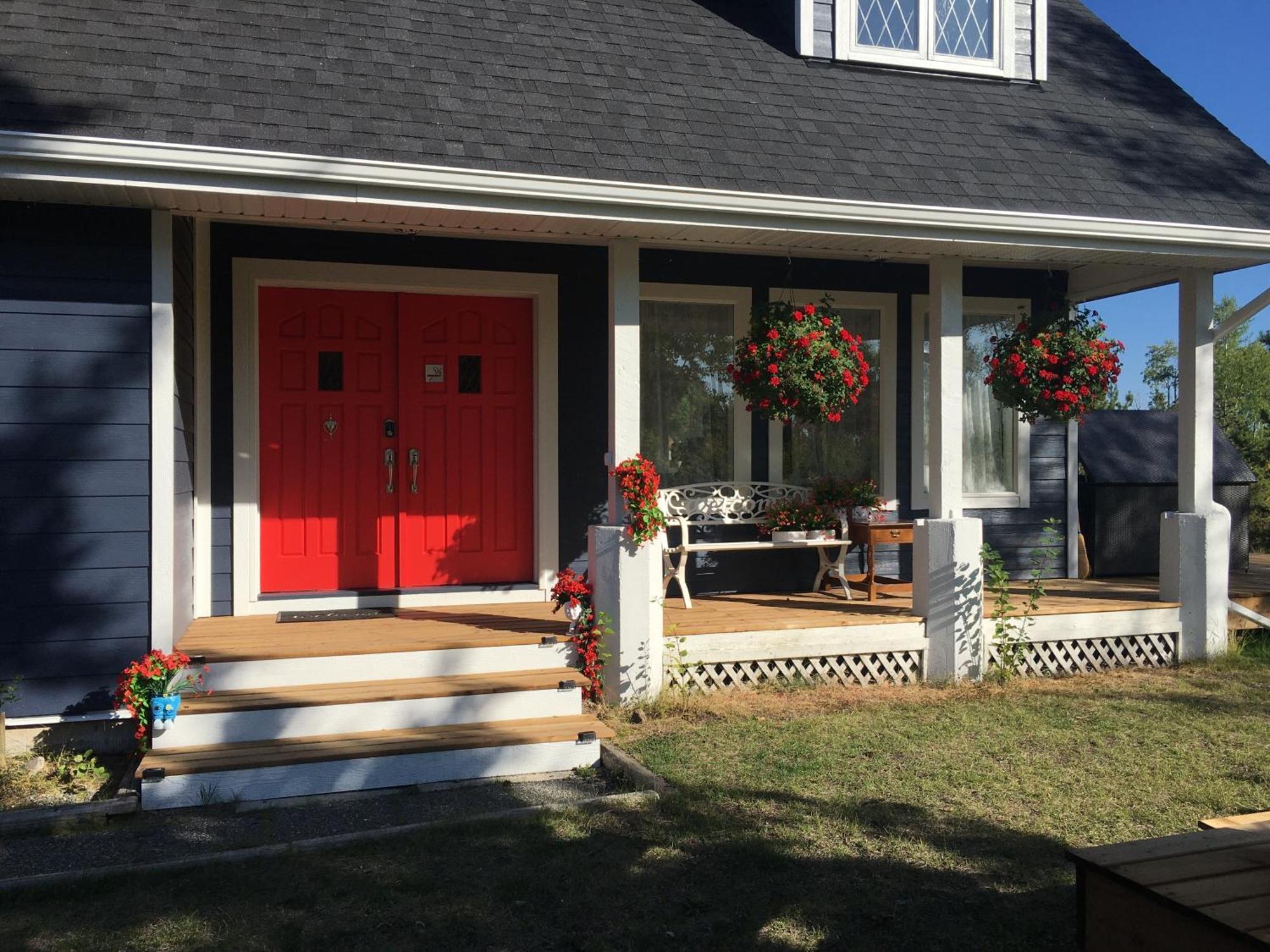 The Blue Cottage B&B Seventy Mile House Exterior photo