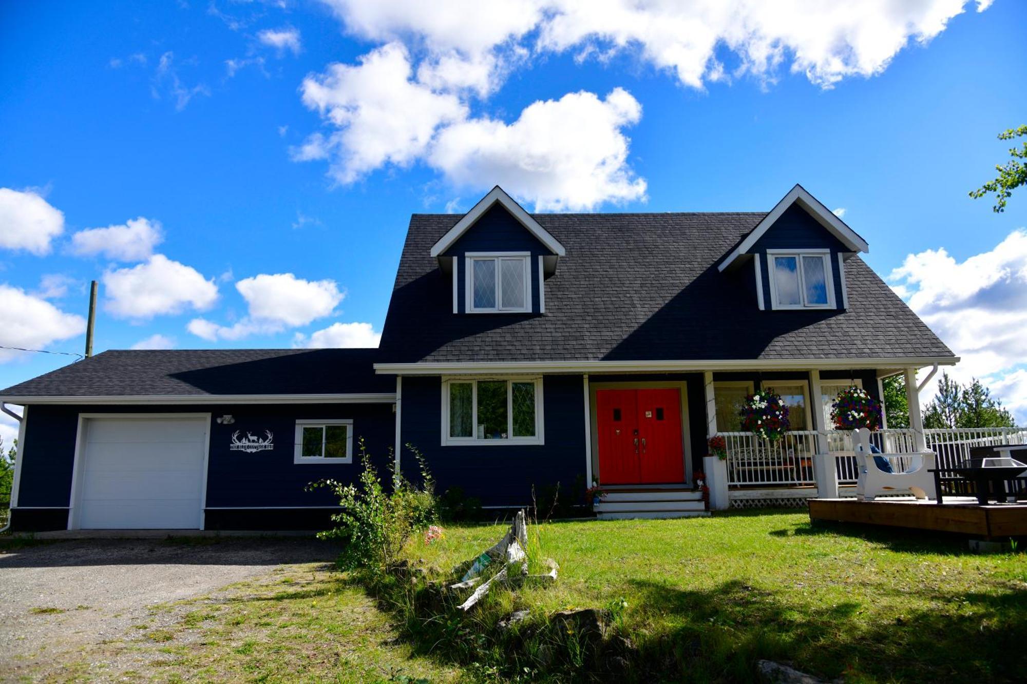The Blue Cottage B&B Seventy Mile House Exterior photo